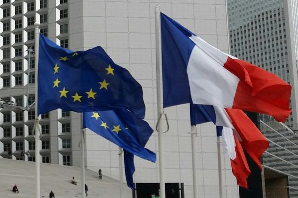 Flaggen: EU und Frankreich