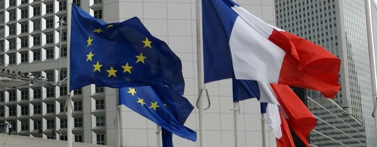 Flaggen: EU und Frankreich