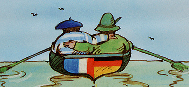 Ein Franzose sitzt links am Ruder, ein Deutscher rechts. Sie umarmen sich und lenken das Boot gemeinsam.